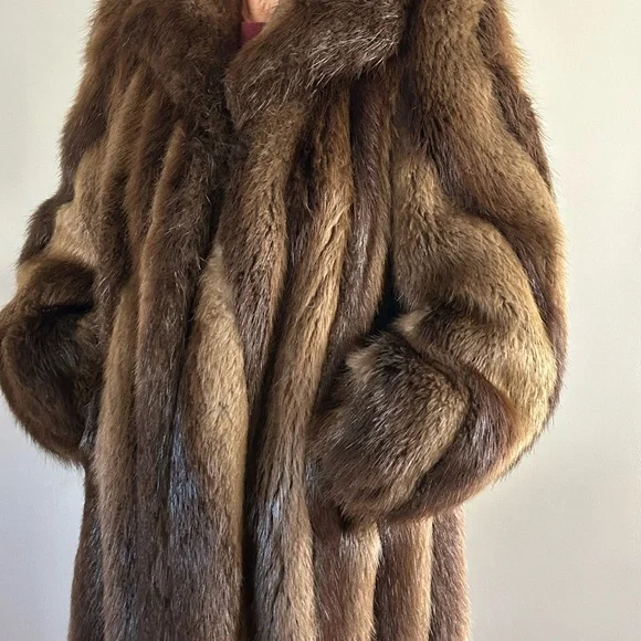 Luxurious Beaver/Fox Full-Length Fur Coat - Picture 3 of 13